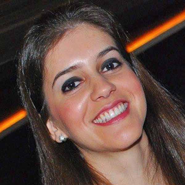 Flavia Moya apaga velinhas nesta segunda
