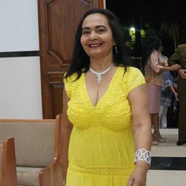 Lauides Paiva apaga velinhas neste sábado