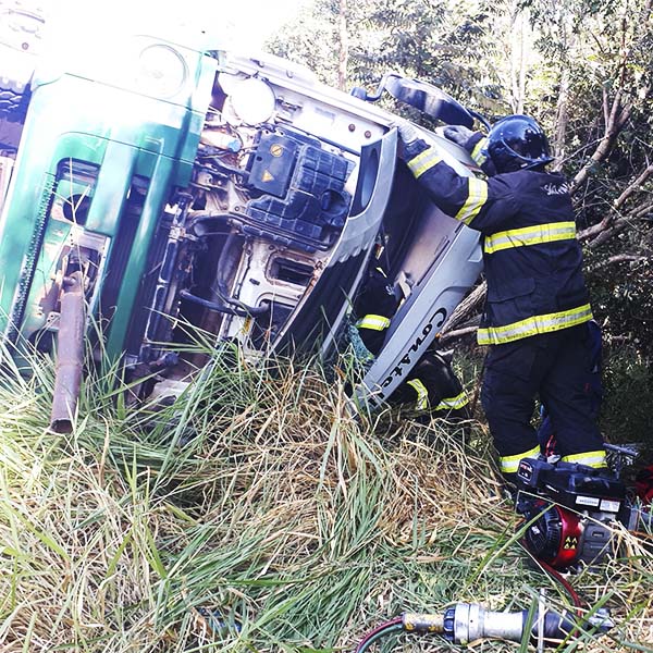 Caminhão tomba e motorista fica preso por cerca de quatro horas nas ferragens