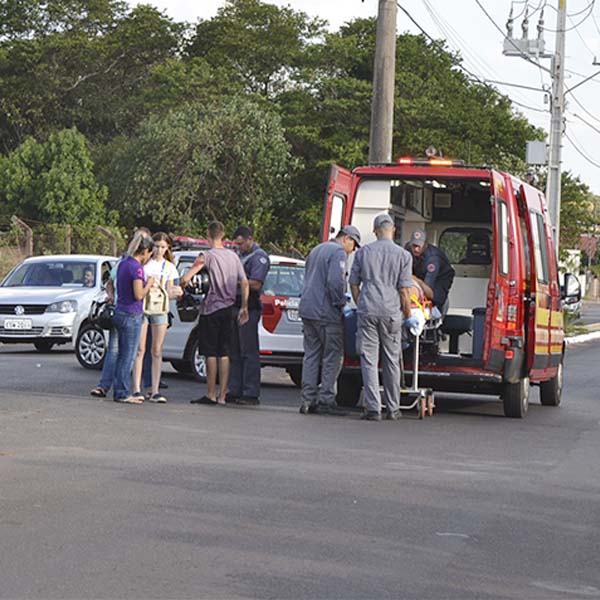Ciclista é colidida por moto ao tentar atravessar a Avenida Galdino