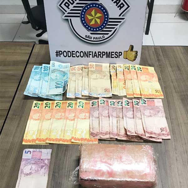 Durante perseguição policial, homens jogam dinheiro e tijolo de maconha pela janela do carro