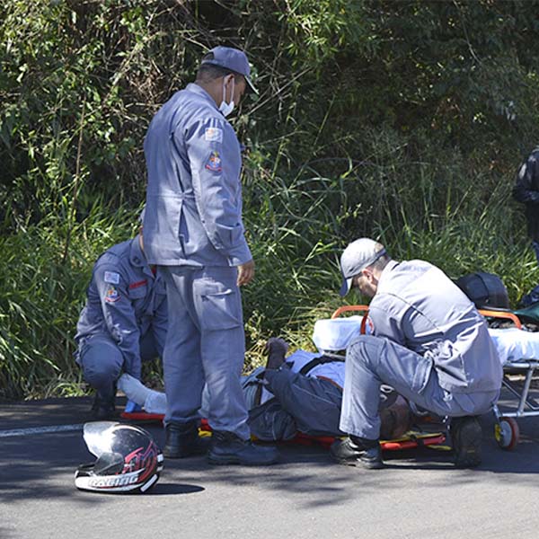 Motociclista é colidido na traseira por carreta em rodovia de Paraguaçu Paulista