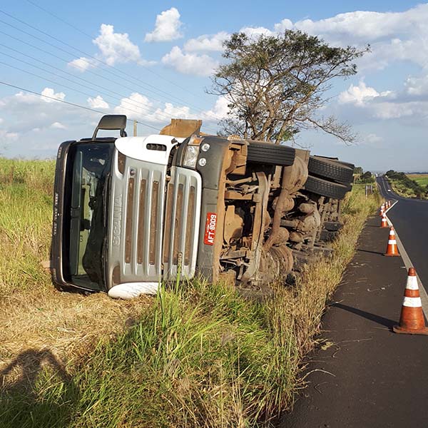 Carga de adubo se espalhada após carreta tombar na rodovia Paraguaçu/Quatá
