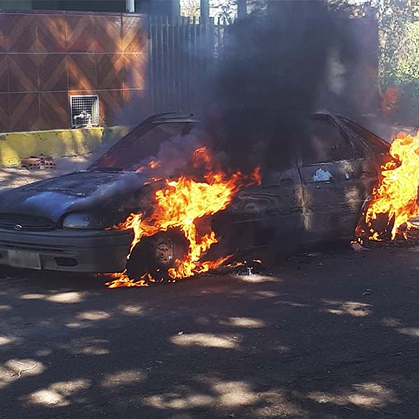 Carro é consumido pelo fogo no distrito de Sapezal