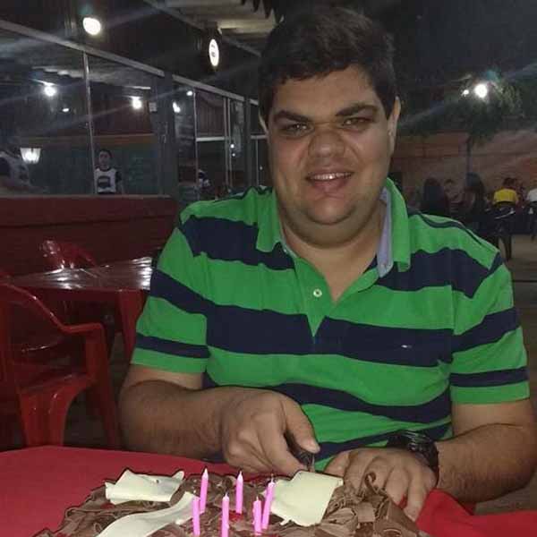 Vitor Gomes da Penna apaga velinhas nesta sexta