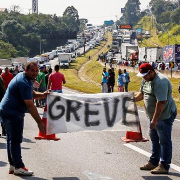 Em Paraguaçu Paulista, caminhoneiros se reúnem no quilômetro 474 da SP-284