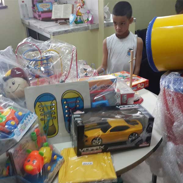 Educação entrega brinquedos educativos para 11 escolas da rede municipal
