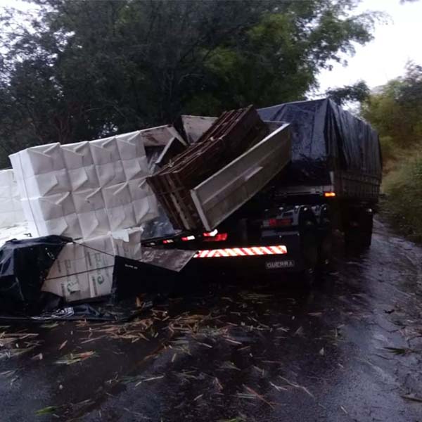 Carreta tomba e invade pista contrária em rodovia de Tupã