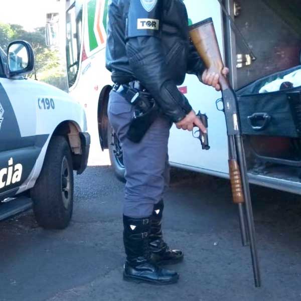 Passageiro de ônibus que saiu do Paraguai é surpreendido com armas em Assis