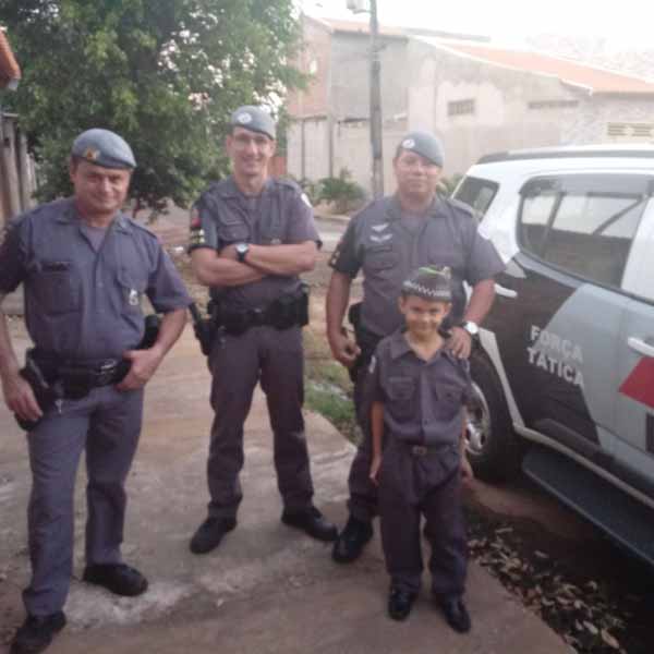 A criança de 6 anos realiza sonho