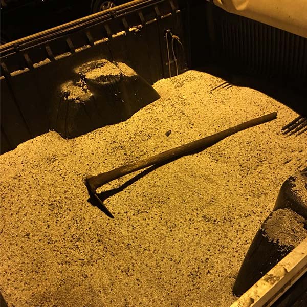 Grande quantidade de adubo furtado de usina é encontrada abandonada em zona rural