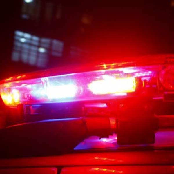 Motociclista sem capacete bate em muro de concessionária em Assis