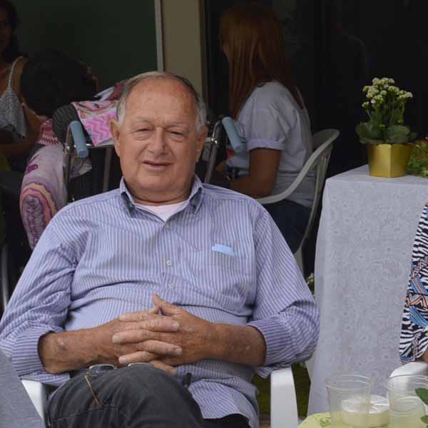 Carlos Azoia apaga velinhas nesta sexta