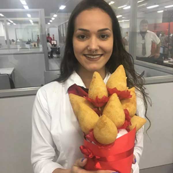 Atendente do Poupatempo ganha buquê de coxinha no Dia dos Namorados em Assis