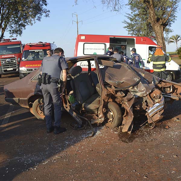 Duas pessoas ficam feridas e carro fica destruído após colisão contra carreta