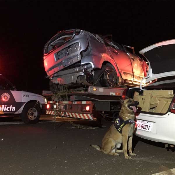Motorista que levava drogas morre após ser arremessada de carro ao fugir de abordagem da polícia