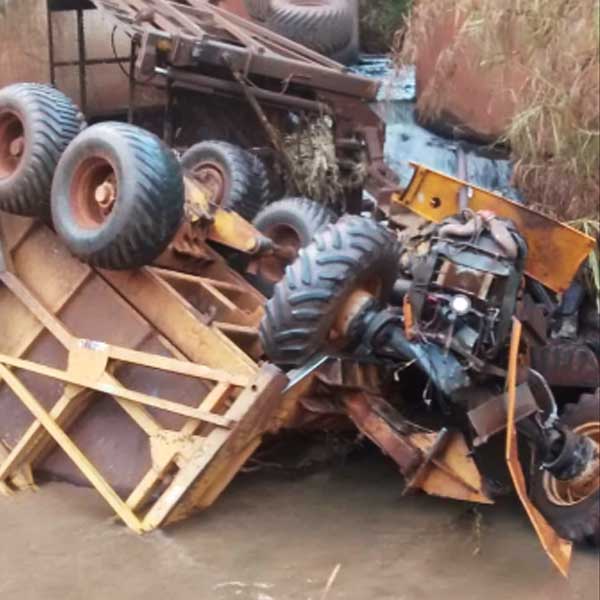 Funcionário de usina cai de barranco enquanto conduzia trator com transbordo