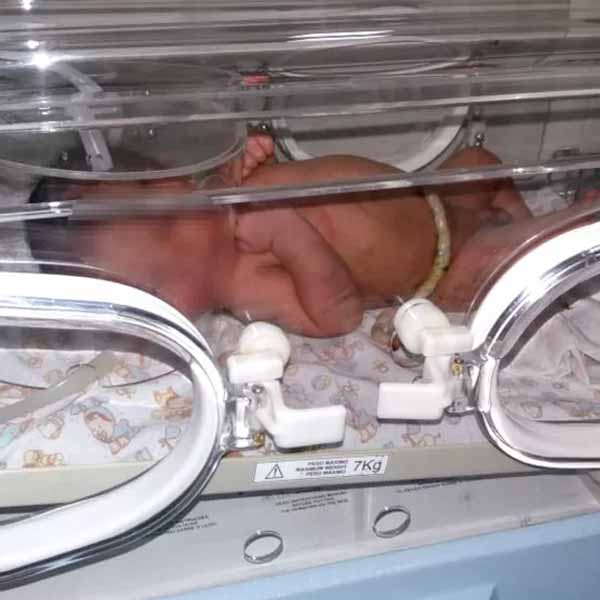 Bebê encontrado na lixeira em Macatuba é adotado após receber alta do hospital