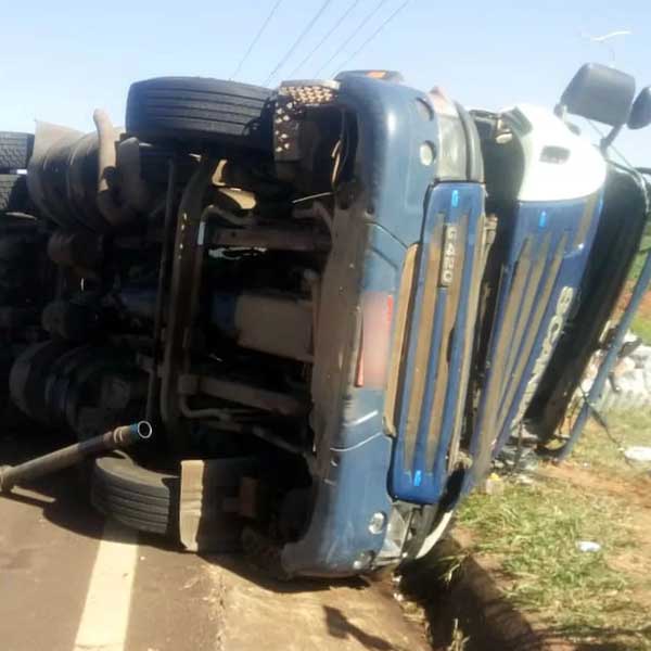 Caminhão que transportava arroz tomba e deixa três feridos em rodovia de Assis