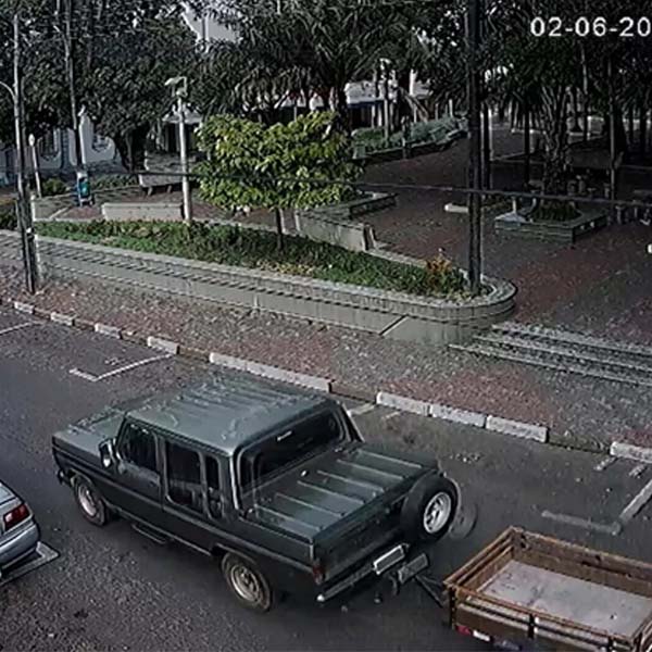 Imagens de circuito de segurança ajudam a localizar caminhonete furtada no Centro de Martinópolis