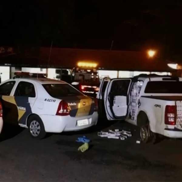 Motorista capota carro com 25 mil maços de cigarros após perseguição em Assis