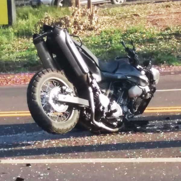 Motociclista fica ferido após bater moto em carro em avenida de Assis