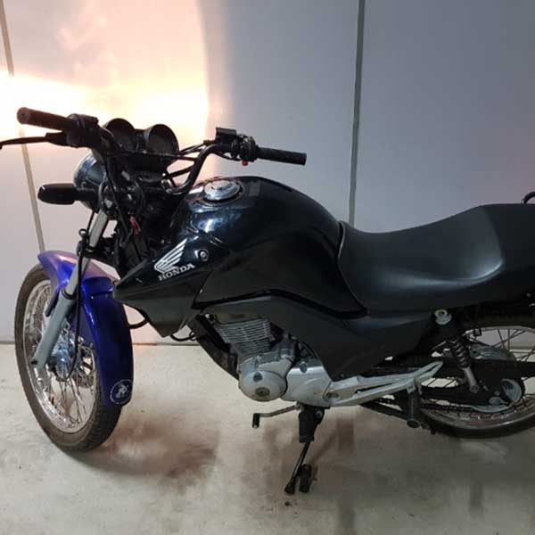 Adolescente é apreendido após PM encontrar drogas e moto furtada em residência