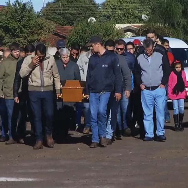 Rapaz morto em tentativa de assalto é enterrado em Cândido Mota