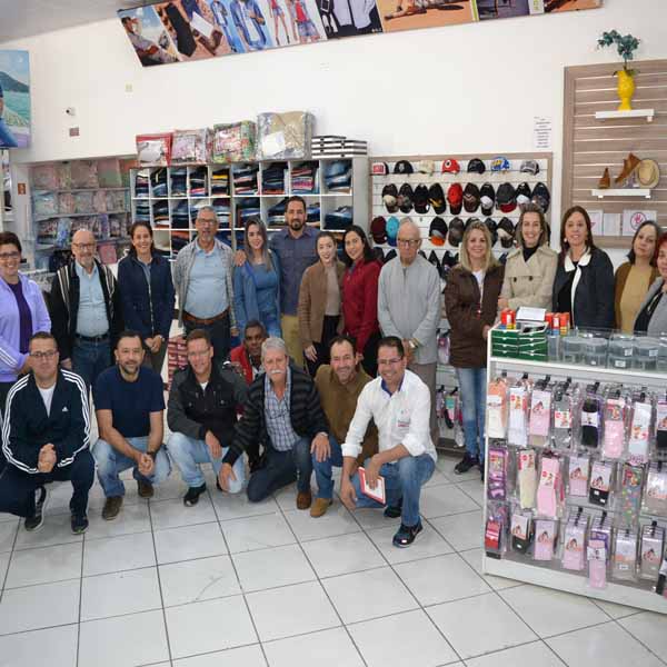 A Calcevest Mega Loja recebe o terço empresarial