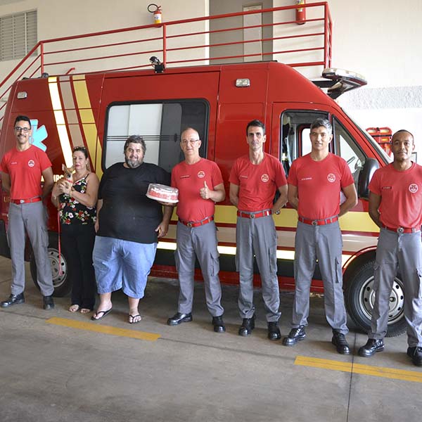 Casal que teve casa incendiada faz homenagem ao Corpo de Bombeiros