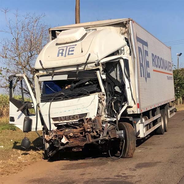 Motorista de caminhão fica ferido após bater em carreta de cana-de-açúcar em Ourinhos