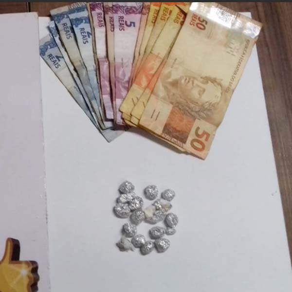 Rapaz é preso após PM encontrar pedras de crack e dinheiro em residência