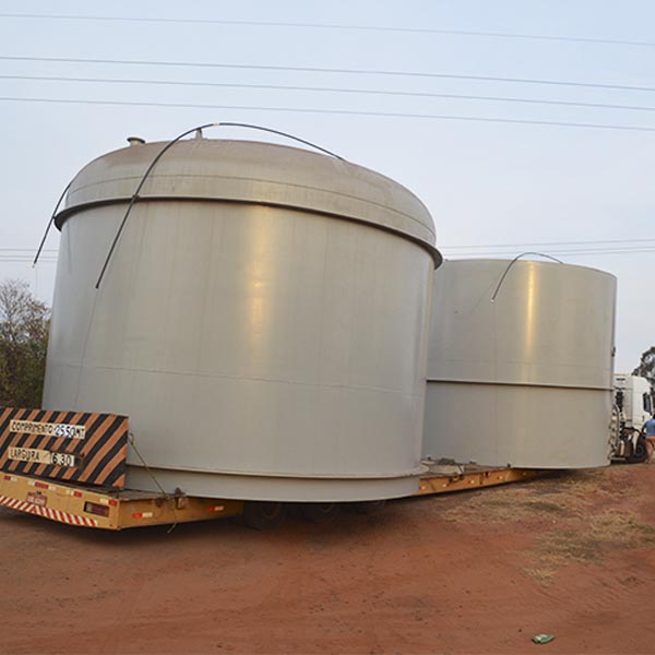 Transporte de tanques causa estragos ao passar por rodovia ao lado de Paraguaçu Paulista