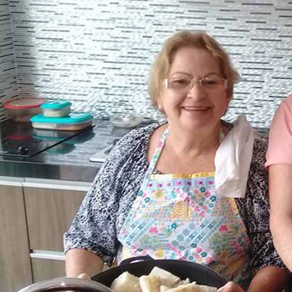 Jandira dos Santos recebe os parabéns pela chegada de mais um aniversário