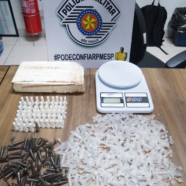 PM apreende tijolo de cocaína e dezenas de pinos cheios da droga em Paraguaçu