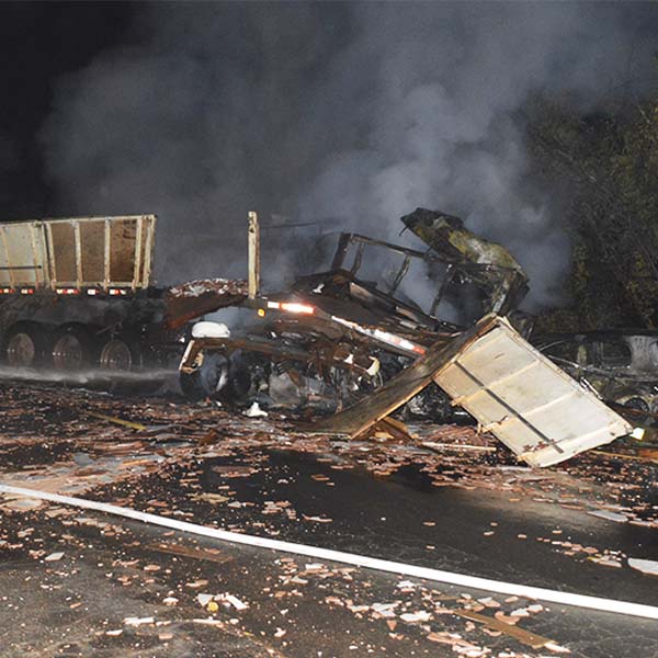 Motorista morre carbonizado em acidente que destruiu três veículos na rodovia Paraguaçu/Quatá