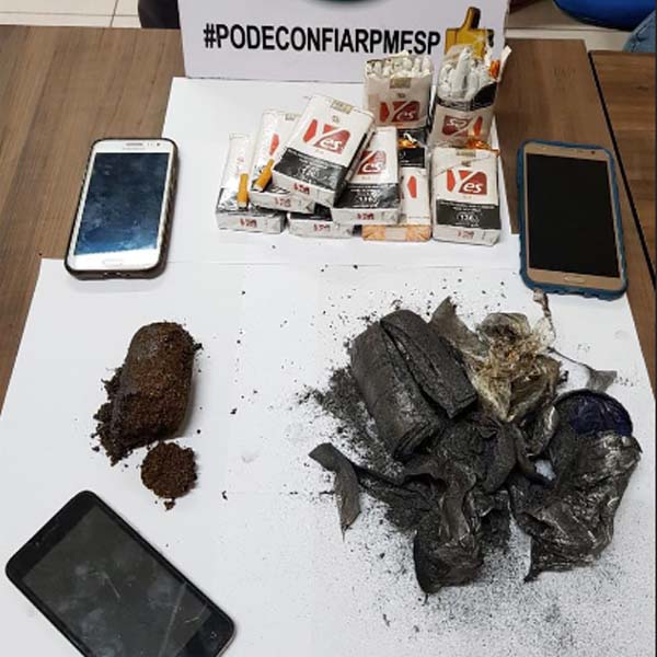 Mulheres são presas após PM encontrar droga escondida em loja, em Paraguaçu