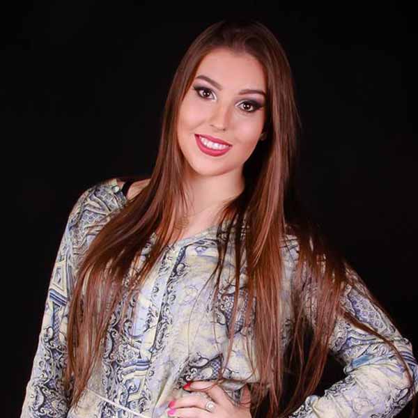 Giovana Carlucci recebe os parabéns pela chegada de mais um aniversário