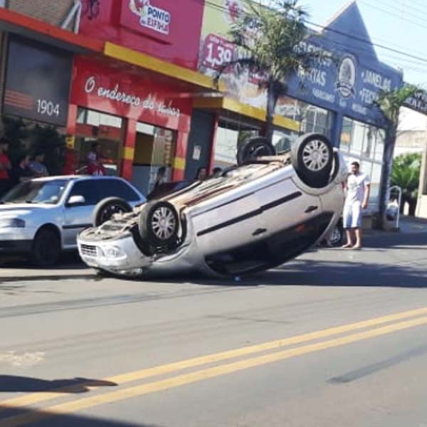 Carro capota na principal avenida de Assis