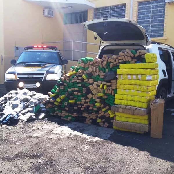 Motorista tenta escapar de abordagem, mas acaba detido com carga de maconha e skank em veículo