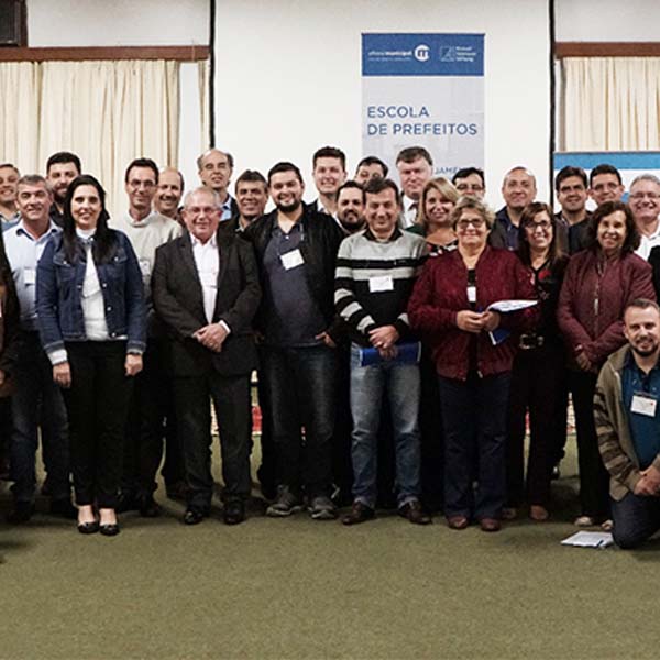 Prefeita Almira participa de curso sobre gestão municipal e política