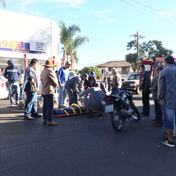 Motociclista é levado desacordado ao pronto-socorro após acidente de trânsito em Paraguaçu