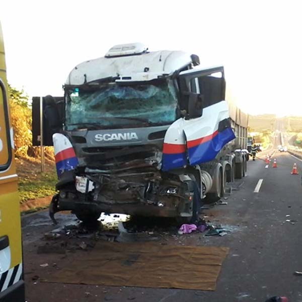Motorista morre em acidente envolvendo dois caminhões entre Assis e Tarumã