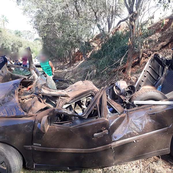 Passageiro morre ao ser arremessado de carro que capotou em estrada de Marília