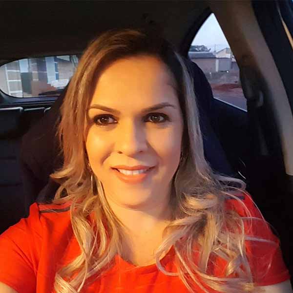 Elaine Ferreira apaga velinhas nesta quinta