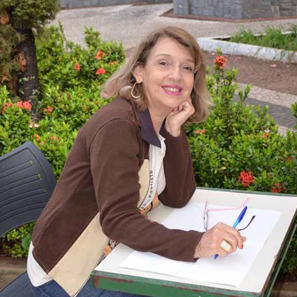 Cleusa Garrossino recebe os parabéns pela chegada de mais um aniversário
