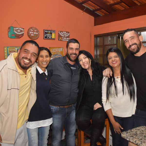Petterson Rufino confraterniza com amigos