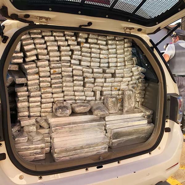 Motorista é preso ao ser flagrado com tabletes de maconha e skank em Maracaí