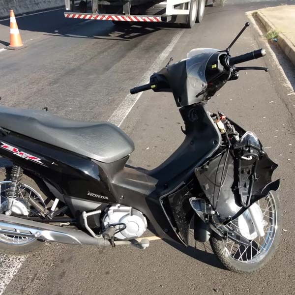 Mulher fica ferida ao bater moto na traseira de caminhão em rodovia de Marília