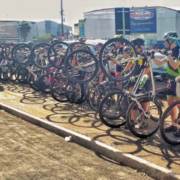 Amigos fazem corredor com 150 bikes durante homenagem em enterro de ciclista atropelado
